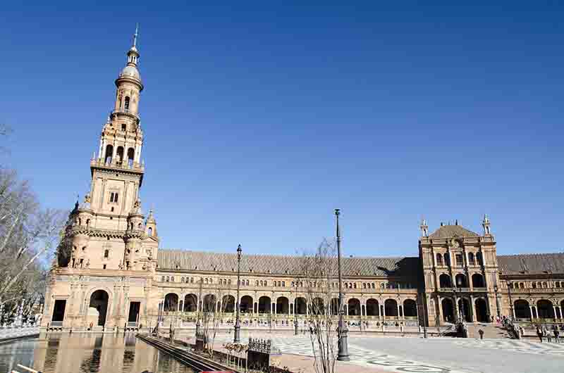 Sevilla 037 - parque de María Luisa - plaza de España.jpg